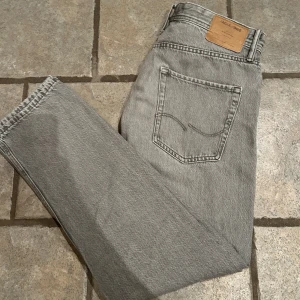 Jack & Jones JJChris - Skick 8/10 storlek 32/32 tecken på användning men inga defekter.