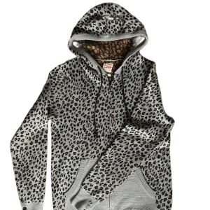 Leopoard hoodie tröja  -  Violence clothing hoodie leopard. 100% bomull med läder snören i huvan. Rare one!!!!
