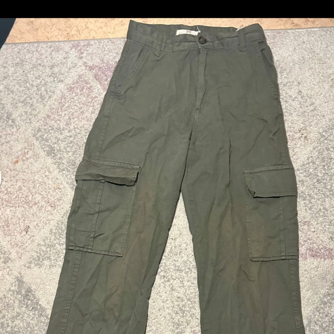 Beige cargobyxor med fickor - 1