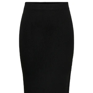 Svart ribbad kjol - Säljer min svarta långa kjol med slits från only i storlek M men passar också S💕använd en gång så är i bra skick!