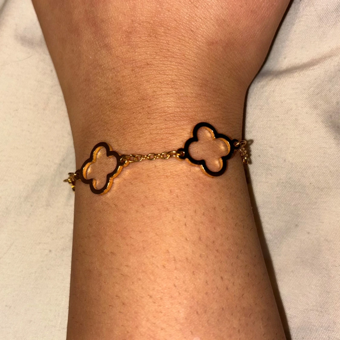 Guldarmband med fyrklöverdesign - 2