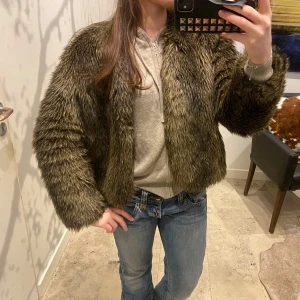 Brun pälsjacka från Jack Wills - Snygg brun pälsjacka från Jack Wills, köpt vintage!! Knappt använd av mig och i perfekt skick, säljer eftersom den inte är min stil💖