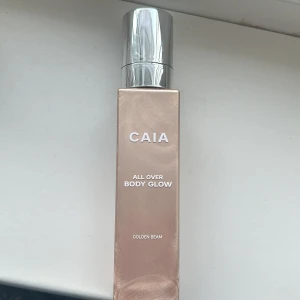 CAIA All Over Body Glow Golden Beam - CAIA All Over Body Glow i nyansen Golden Beam ger en strålande och skimrande finish. Perfekt för att framhäva huden med en gyllene lyster. Kommer i en elegant flaska med silverlock. Nypris är 495kr
