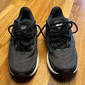 Svarta löparskor från Saucony - Säljer ett par svarta löparskor från Saucony i storlek dam 39. Skorna har snörning och en bekväm sula för optimal dämpning. Perfekta för löpning och träning.