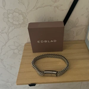 Silver armband från Edblad - Stilrent och elegant silver armband från Edblad. Armbandet har en flätad design och ett smidigt lås som gör det enkelt att ta på och av.              Helt oanvänt pga förstort.