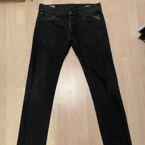 Svarta jeans från Replay - Snygga svarta jeans från Replay med klassisk design. De har en normal passform och är tillverkade i slitstarkt denim. Perfekta för en stilren look. Storleken är 33W 34L. De är i väldigt bra skick! Hör av er om ni har funderingar!👍Bilderna är inte bra, eftersom jag var stressad när jag tog dom. Om ni vill så skickar jag gärna fler bilder📸