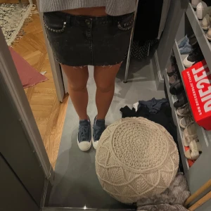 Jeanskjol - Skit snygg jeanskjol med nitar