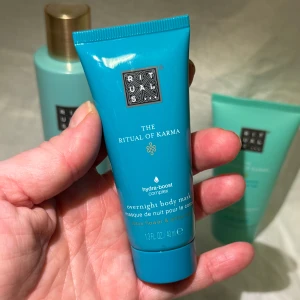 Ny! The Ritual of Karma Overnight Body Mask - Ny! Upptäck The Ritual of Karma Overnight Body Mask med hydra-boost complex. Denna kroppsmask är berikad med lotusblomma och vitt te för att ge intensiv återfuktning under natten. Perfekt för att vakna upp med mjuk och smidig hud.