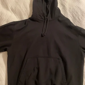 Svart hoodie från Weekday - Säljer en baggy hoodie i storlek s. Använd ett fåtal gånger men inget som syns. Säljer för att jag inte passar i den längre.