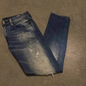 Replay jeans  - Rikigt feta nya oanvända replay jeans i modellen anbass, dessa är i toppskick 10/10 och har passformen slim fit, nypris är 1599 kr, mitt pris är 499 kr 