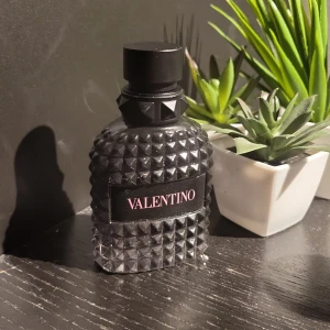 Valentino born in roma - Valentino born in roma (för män). Köpt på kicks för 950kr (50ml) men säljer den nu för 320 kr (25ml), perfekt nu till våren och sommaren!