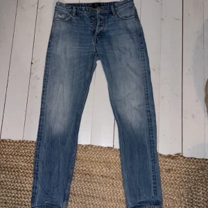 Blå Neuw Ray Stockholm Melbourne 2009 - Säljer ett par klassiska blå jeans från Neuw. De har en straight passform och är tillverkade i denim med en snygg tvätt. Perfekta för en avslappnad stil.