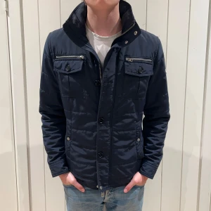 J.Lindeberg Jacka - Säljer denna riktigt snygga jackan ifrån J.Lindebeg i storleken M. Inga defekter eller liknande. Modellen är 183. Bara att skriva vid frågor eller funderingar