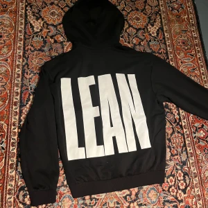 Interssekoll!! Yung lean hoodie. - Intressekoll på denna limiterade merch som såldes på hans konsert i Stockholm. Kom med bud. Aldrig använd