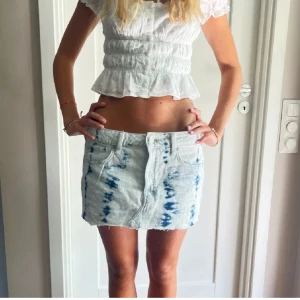 Jeanskjol - Så snygg Lågmidjad jeanskjol i tiedye 🩵🩵🩵 (mått och baksida på sista bilden)