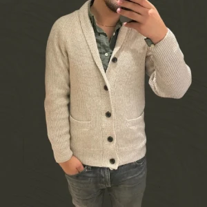 Beige stickad kofta med knappar - Otroligt fet beige cardigan i storlek S o perfekt skick✌️Hör av er vid pris förlag eller fler bilder🤝👊