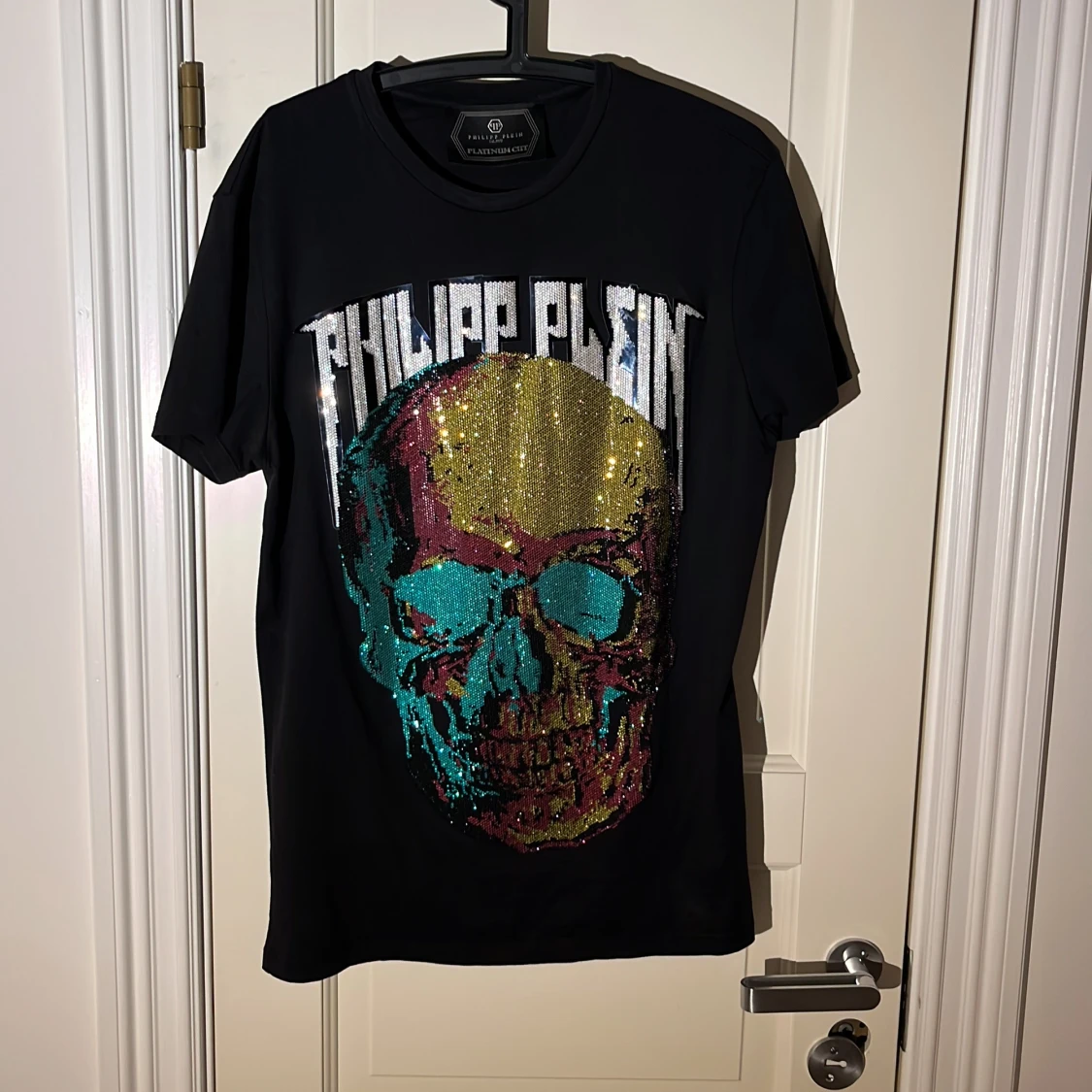 Svart t-shirt med svarovski kristaller från Philipp Plein