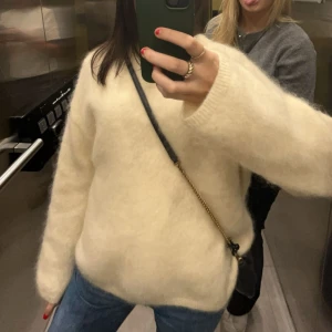 Mohair tröja  - Intressekoll på min skiiitsnygga mohair från h&m 💗💗💗💗