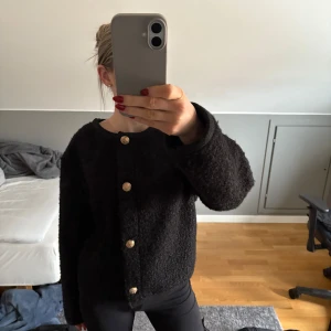 Svart teddyjacka med guldknappar - Använd ett par gånger