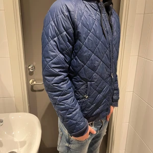 Ralph lauren jacka  - Säljer en Ralph lauren jacka, den är i storlek barnstorlek xl men sitter exakt som en vuxen S. Modellen på bilden är 180 och väger 65 kg