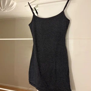 Mörkgrå klänning med smala axelband - Snygg miniklänning. Hör av er vid funderingar eller om ni vill ha bilder med hur plagget sitter på mig. Titta gärna in mina andra plagg!