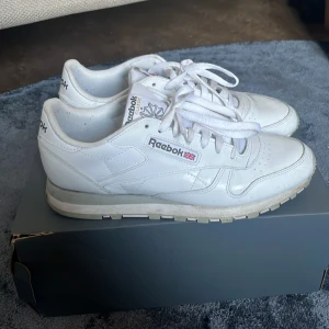 Reebok classics Storlek 44 - Säljer dessa skor eftersom jag inte får nog med användning för dem. Storleken är 44.
