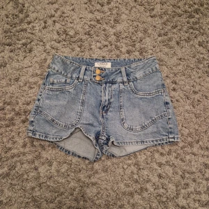 Blå jeansshorts från Lindex - Snygga blå jeansshorts från Lindex. Aldrig använda. Storlek 164