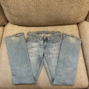 Ljusblå jeans från Levi's - Säljer dessa super fina lågmidjade jeans från Levis! Säljer pga de blivit för små, men perfekta nu inför våren!