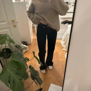 Mörkblå jeans - Zara i modellen ”JEANS TRF WIDE LEG MED MEDELHÖG MIDJA”. Knappt använda, nästan som nya! Enda defekten är att de är lite skavda längst ner på byxbenen vilket man kan se på sista bilden. Skriv för privat för mått eller vid andra frågor🥰