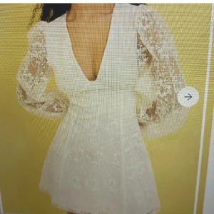 Vit Klänning - Söker denna eller liknanden till studenten, strl 36/38 s/m 🥰. Liknande eller denna modell är av intresse!  