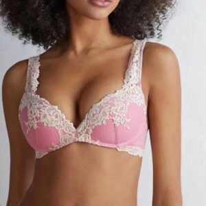 Intimissmi  - En söt intimissmi bh som inye finns nånstans längre. Köpte frö 650kr. Jätte bra skick😊