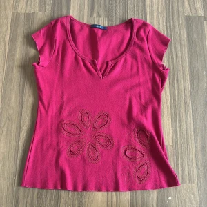 Vintage rosa/röd topp - En söt rosa/röd topp från marks&spencer. 