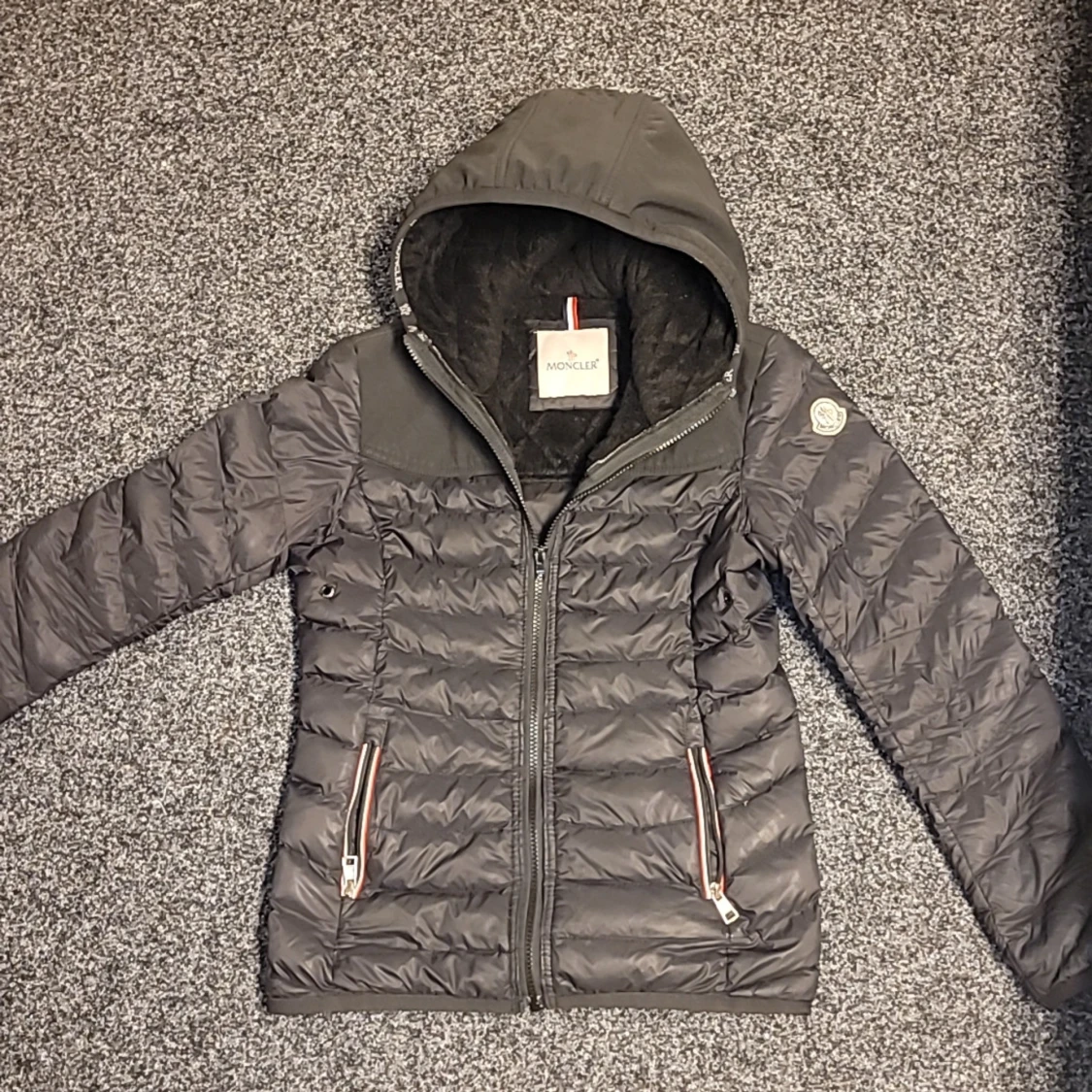 Svart dunjacka från Moncler