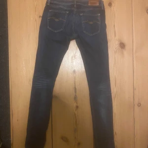 Mörkblå jeans från Replay - Snygga mörkblå jeans från Replay med klassisk femficksdesign och kontrastsömmar. Perfekta för en stilren look.