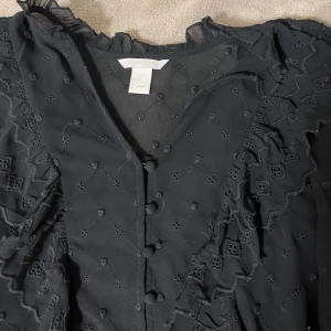 Fest blus från hm - Skit snygg blus från hm använd fåtal gånger