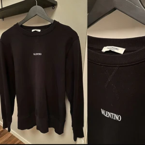 Valentino tröja  - En väldigt snygg svart Valentino tröja som jag fick i present. Den är i storlek M och passar mig väldigt bra som är ungefär 183cm. Den är inte använd många gånger, skriv om du har någon fråga eller fundering💫