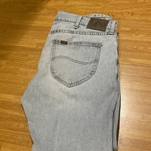 LEE Legendary slim  - Säljer ett par ljusblå jeans från Lee. De har en slim passform och är tillverkade i denim. Perfekta för en clean outift. ‼️skriv vid instresse eller fråga ‼️ fler bilder kan ges 