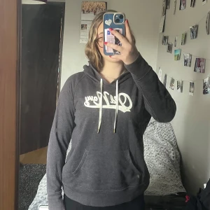 Mörkgrå hoodie med tryck - Hoodie från Old Navy