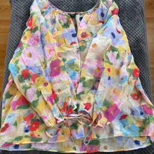 Färgglad blus - En tunn & färgglad blus från Lindex. Enbart använd 2-3 gånger. Storlek L.