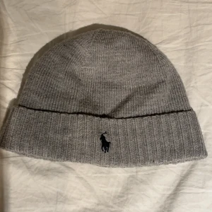 Grå mössa från Ralph Lauren - Helt orginal köpt från NK. Använd ungefär 5 gånger. Säljer för mindre en halva priset eftersom den passar inte min stil längre.