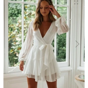 Studentklänning  - Såljer nu denna som var tänkt för studenten men tyvärr var för liten, det är en storlek L men passar nog bättre på M helt oanvänd har bara testat en gång och prislapparna sitter kvar 🫶🏼 original pris ligger på 900