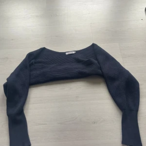 Mörkblå ribbad tröja från J'aime - Säljer en snygg mörkblå stickad tröja, oanvänd!!