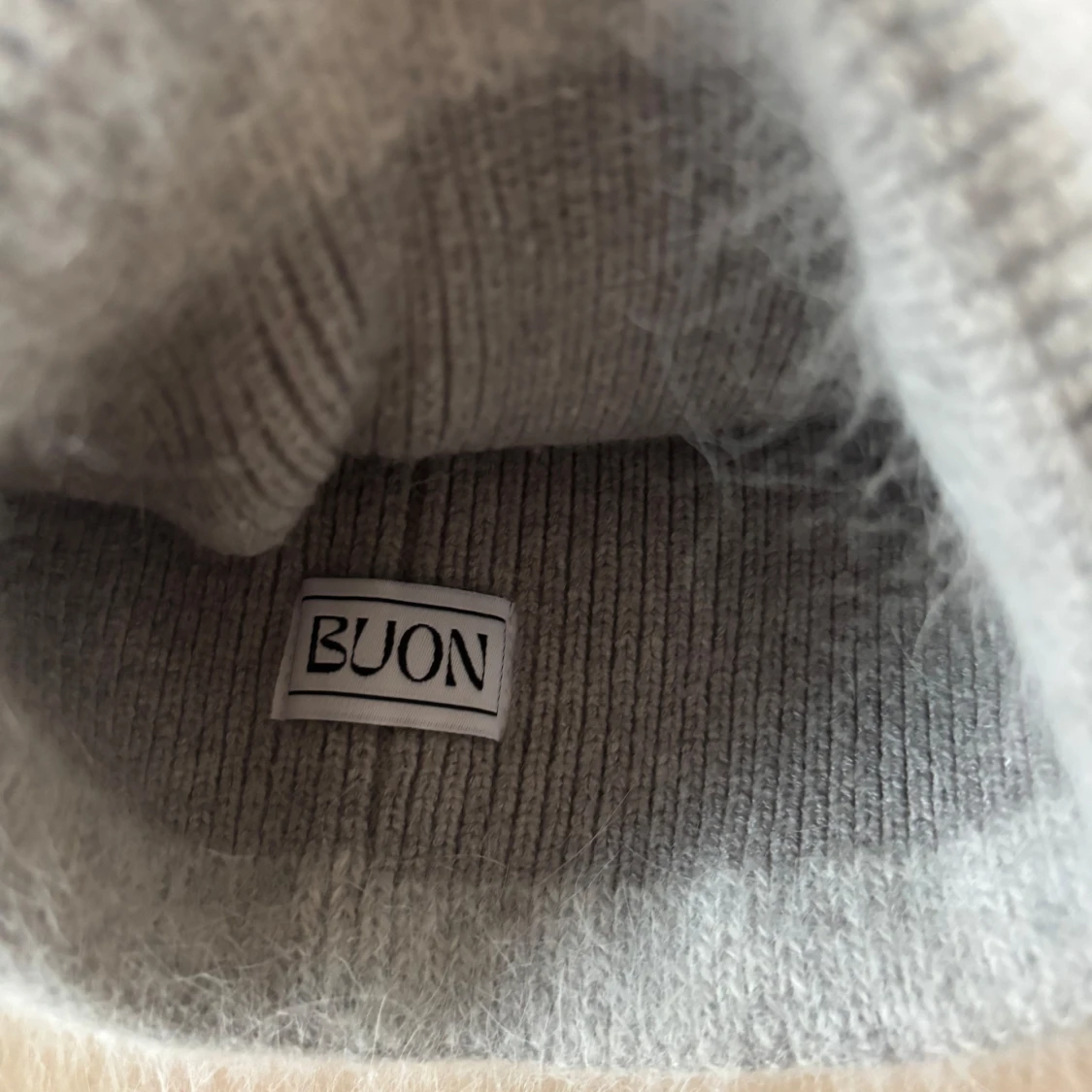 Grå fluffig mössa från BUON - 1