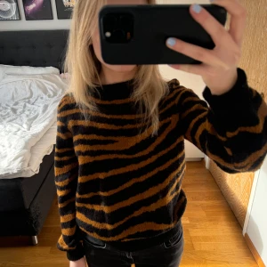 Stickad tröja - Stickad tröja med tigermönster💞