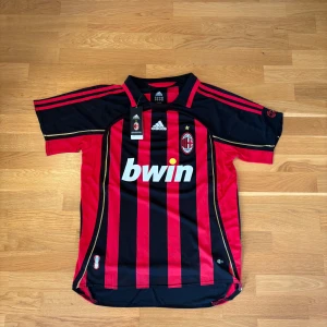 Milan tröja - Säljer denna stilrena Milan tröja från 2006-2007 säsongen. Den finns i storlek S, M x2 och L. Denna annons är S. Vid minsta fundering är det bara att höra av sig😁🙌🏻 (aldrig använd)