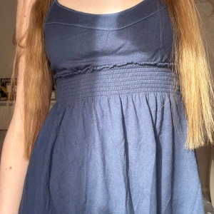 Vintage abercombie babydoll klänning  - Vintage klänning från Abercrombie & Fitch i en mörkblå färg. Den är i storlek S, den har en fin rosett knytning på baksidan. 