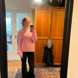 Rosa stickad offshoulder tröja - Säljer min regina George inspirerad tröja från Gina tricot. Tröjan har inte använts så många gånger och är väl omhändertagen. Tröjan passar perfekt för en söt höst dag. Priset kan diskuteras💕🥰