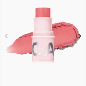 Caia cosmetics blush stick | Berry Smoothie - Blush Stick från Caia i färgen Berry Smoothie. Perfekt för att ge kinderna en fräsch och naturlig glöd. Kommer i en praktisk stiftform med en ljusrosa hylsa och silverdetaljer. Lätt att applicera och blanda ut för en jämn finish. använd ca 3 gånger. Säljer för att jag har annat och denna kommer inte till användning. Ord. pris: 225 kr. Mitt pris 119kr❤️