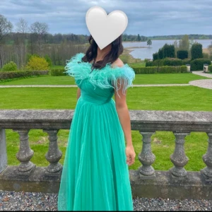 Balklänning, nypris 220€, pris ditkuerbart:) - Superfin balklänning i superbra skick, modellen på klänningen är inne nu och unik, enbart använd en gång och inte så länge.  Inköpt av en speciell tillverkare i Litauen, för 220€  Brukar bära S ungefär, ibland mindre ibland större, vid frågor om mått på mig osv kan ni skriva:)  Inbyggd bh-del så man måste ej ha bh:)  Kan tänka mig sänka priset lite:)  önskas fler bilder kan man skriva:)