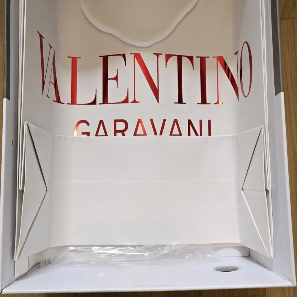 Snygga vita sneakers från Valentino Garavani med en bred blå rem över ovansidan. Skorna har en stilren design med nitar på sidorna och en robust sula. Perfekta för en trendig look. Ej använda samt helt nya. Pris kan diskuteras vid snabb affär!. Kengät.
